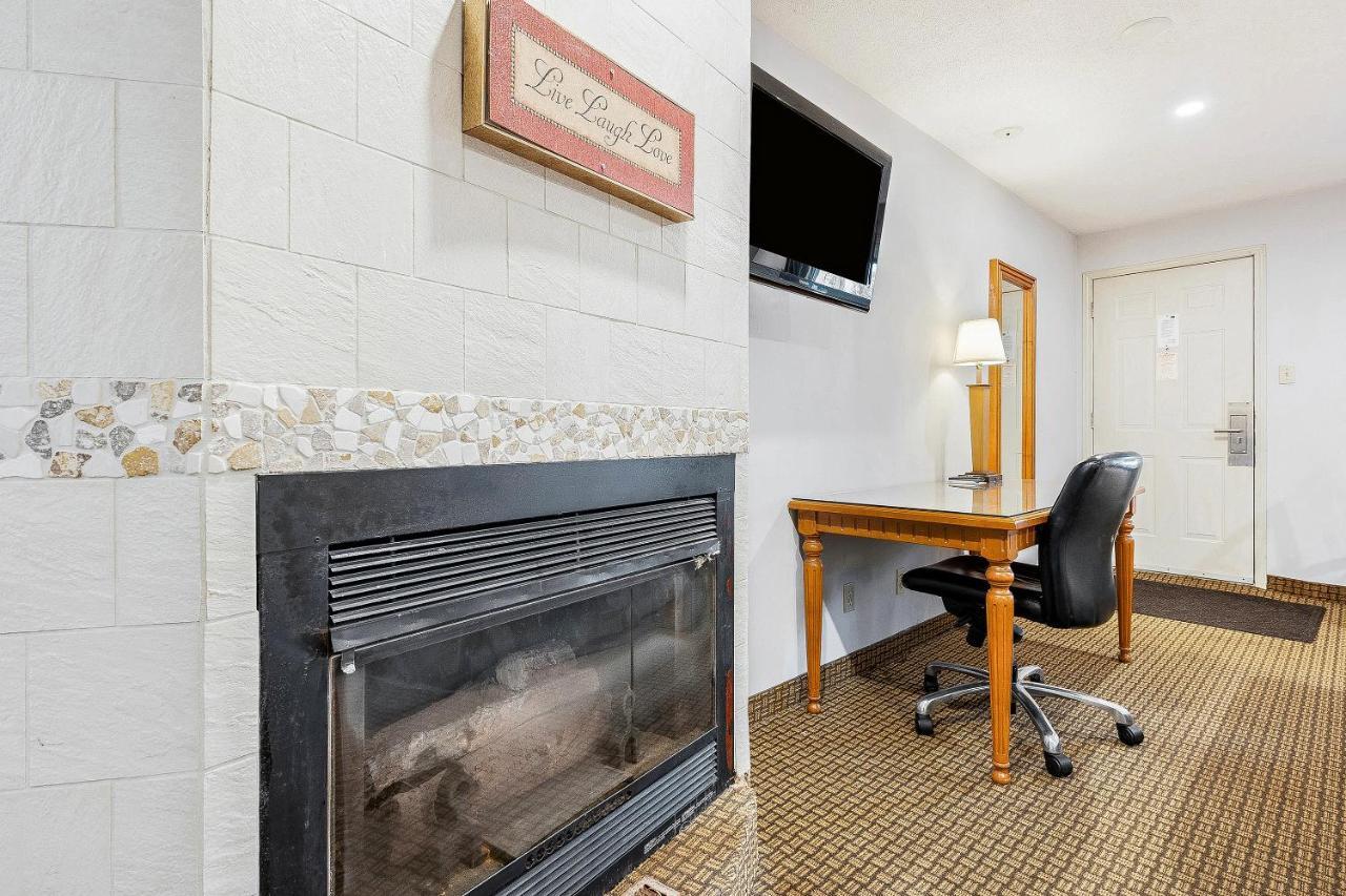 First Canada Hotel Cornwall Hwy 401 On Экстерьер фото