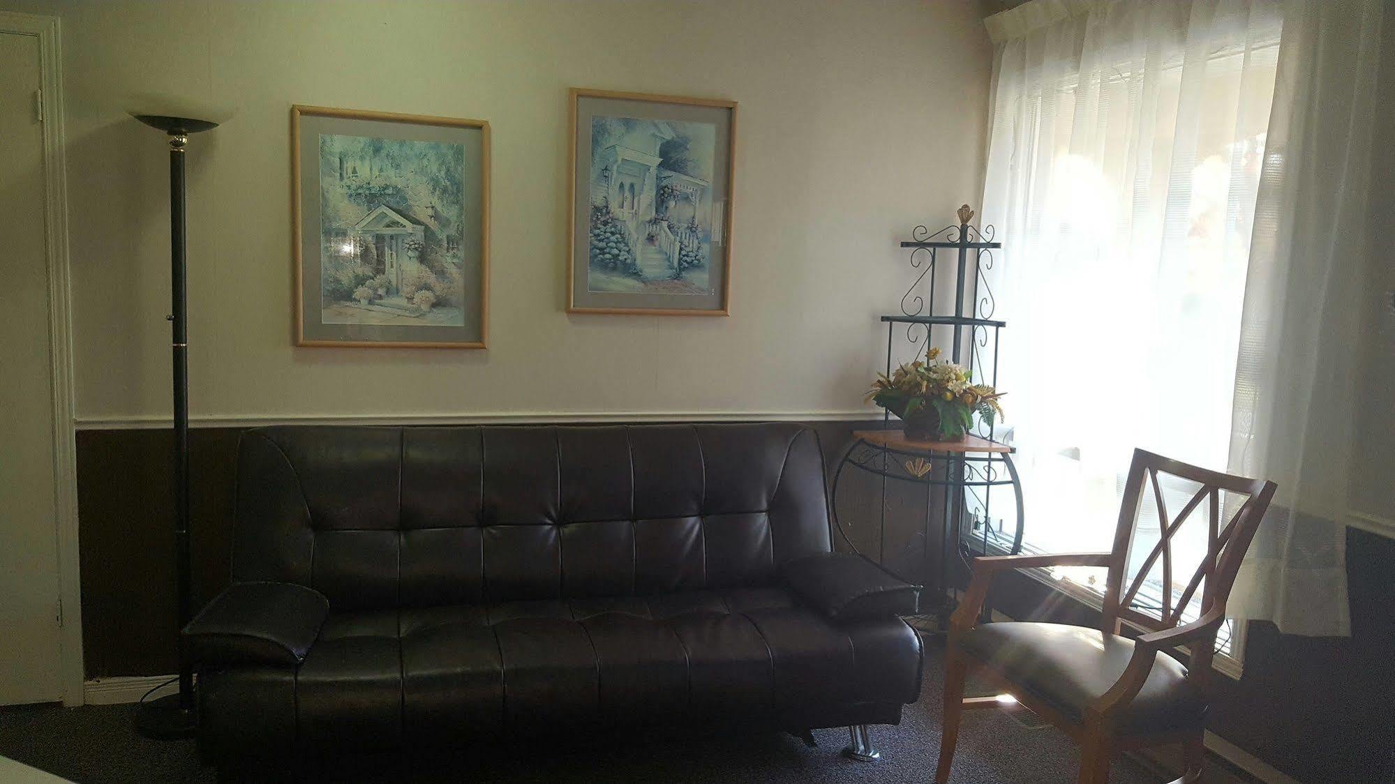 First Canada Hotel Cornwall Hwy 401 On Экстерьер фото